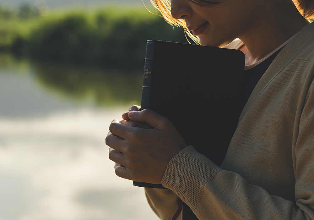 【双语灵修】圣灵内住在我们里面GOD THE SPIRIT LIVES IN US