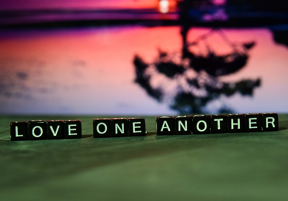 【双语灵修】一条新命令：彼此相爱THE NEW COMMAND TO LOVE