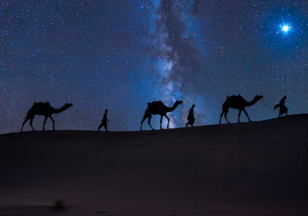 【双语灵修】东方异象MEANWHILE, OUT EAST . . .